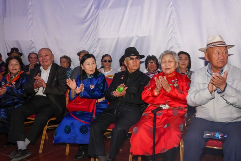 АХМАД БУУРЛУУДДАА БАЯРЫН МЭНД ХҮРГЭЕ!