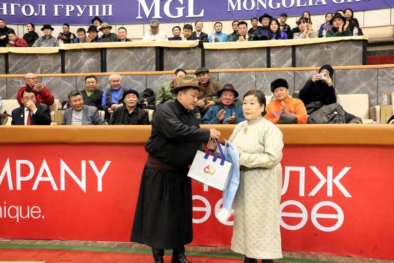 ХӨДӨЛМӨР НИЙГЭМЛЭГИЙН АХМАД БӨХ МУ-ЫН ДАРХАН АВАРГА Д.ЦЭРЭНТОГТОХ АГСНЫ ГЭРГИЙ О.ОТГОНЧУЛУУНД ХҮНДЭТГЭЛ ҮЗҮҮЛЛЭЭ