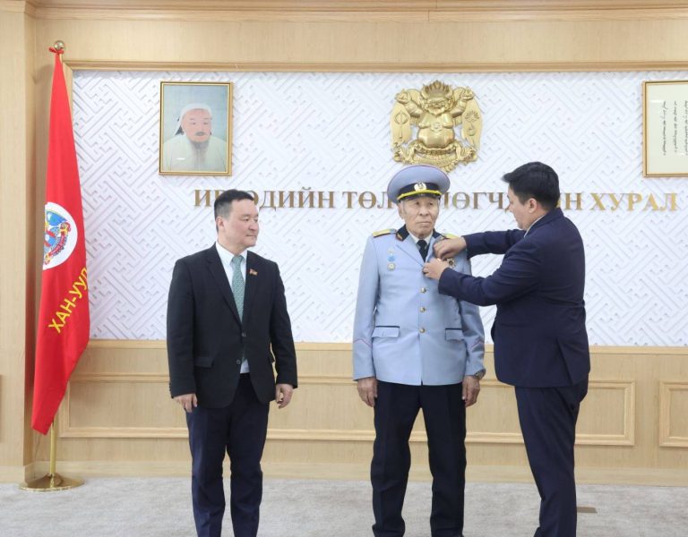 МОНГОЛ УЛСЫН ЕРӨНХИЙЛӨГЧИЙН ЗАРЛИГААР ТӨРИЙН ДЭЭД ОДОН МЕДАЛЬ ГАРДУУЛЛАА
