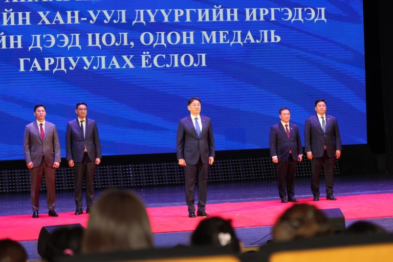 МОНГОЛ УЛСЫН ЕРӨНХИЙЛӨГЧ У.ХҮРЭЛСҮХ ХАН-УУЛ ДҮҮРГИЙН ИРГЭДЭД ТӨРИЙН ДЭЭД ОДОН МЕДАЛЬ ГАРДУУЛЛАА